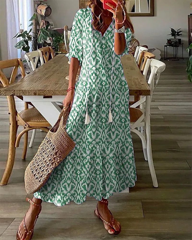 Boho midi jurk met geometrische print, pompon koordjes bij de hals en ruches