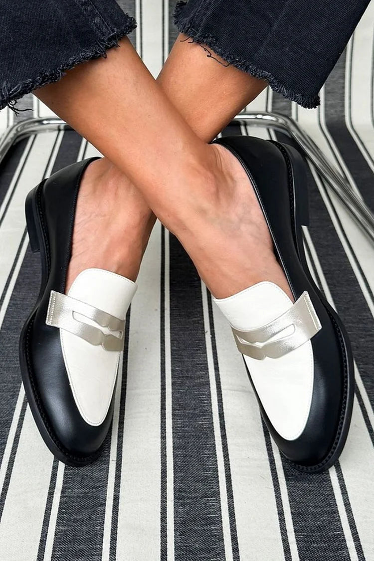 Moderne elegante dames mocassins in een effen tint met strakke lijn en verzorgde afwerking