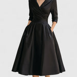 Elegante midi jurk met vloeiende rok, discrete zijrits en subtiele zijzakken