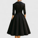 Elegante midi jurk met vloeiende rok, discrete zijrits en subtiele zijzakken