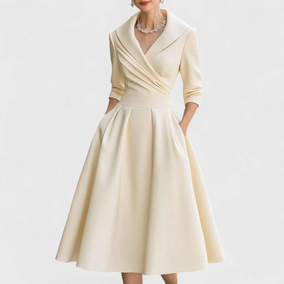 Elegante midi jurk met vloeiende rok, discrete zijrits en subtiele zijzakken