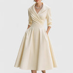 Elegante midi jurk met vloeiende rok, discrete zijrits en subtiele zijzakken