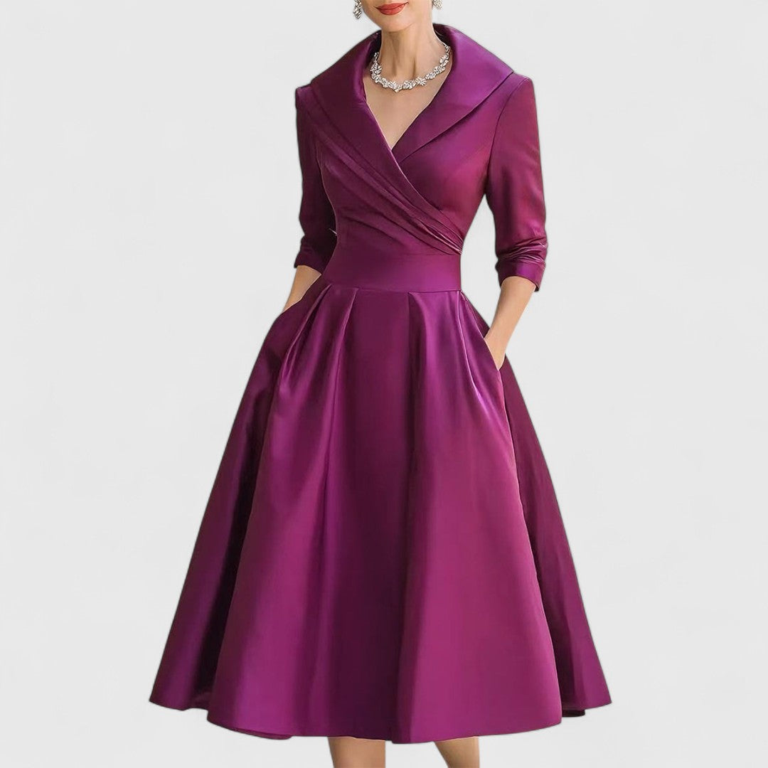 Elegante midi jurk met vloeiende rok, discrete zijrits en subtiele zijzakken