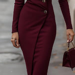 Bordeauxrode midi jurk in wikkelstijl met gouden knopen en lange mouwen