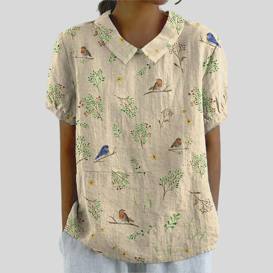 Elegante dames bloementop met polokraag en zachte valling, tijdloze bloemenprint