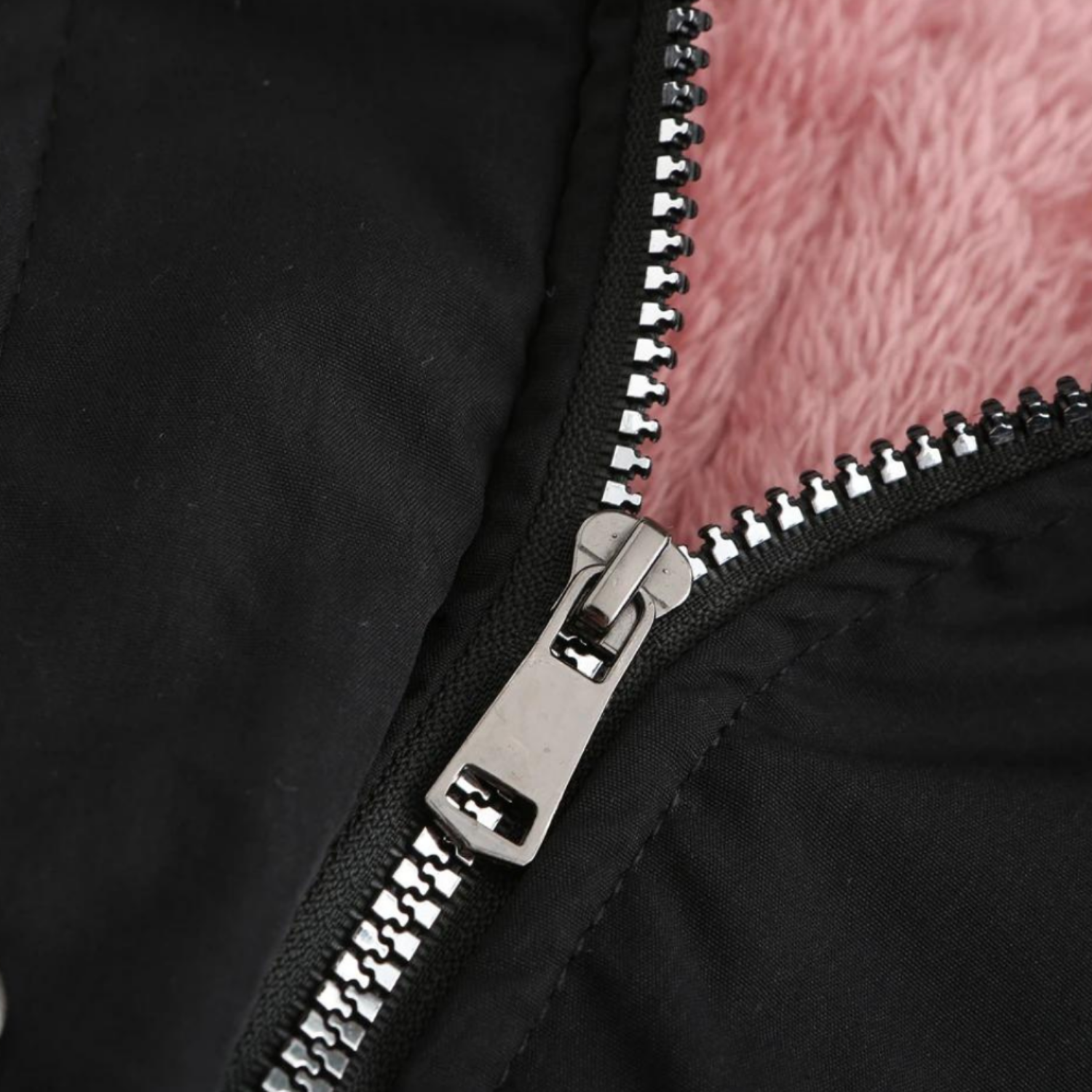 Asymmetrische dames jas van imitatieleer met schuine sluiting en diepe zakken