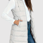 Gewatteerde dames bodywarmer met diepe zakken, gedragen over een trui in het tussenseizoen