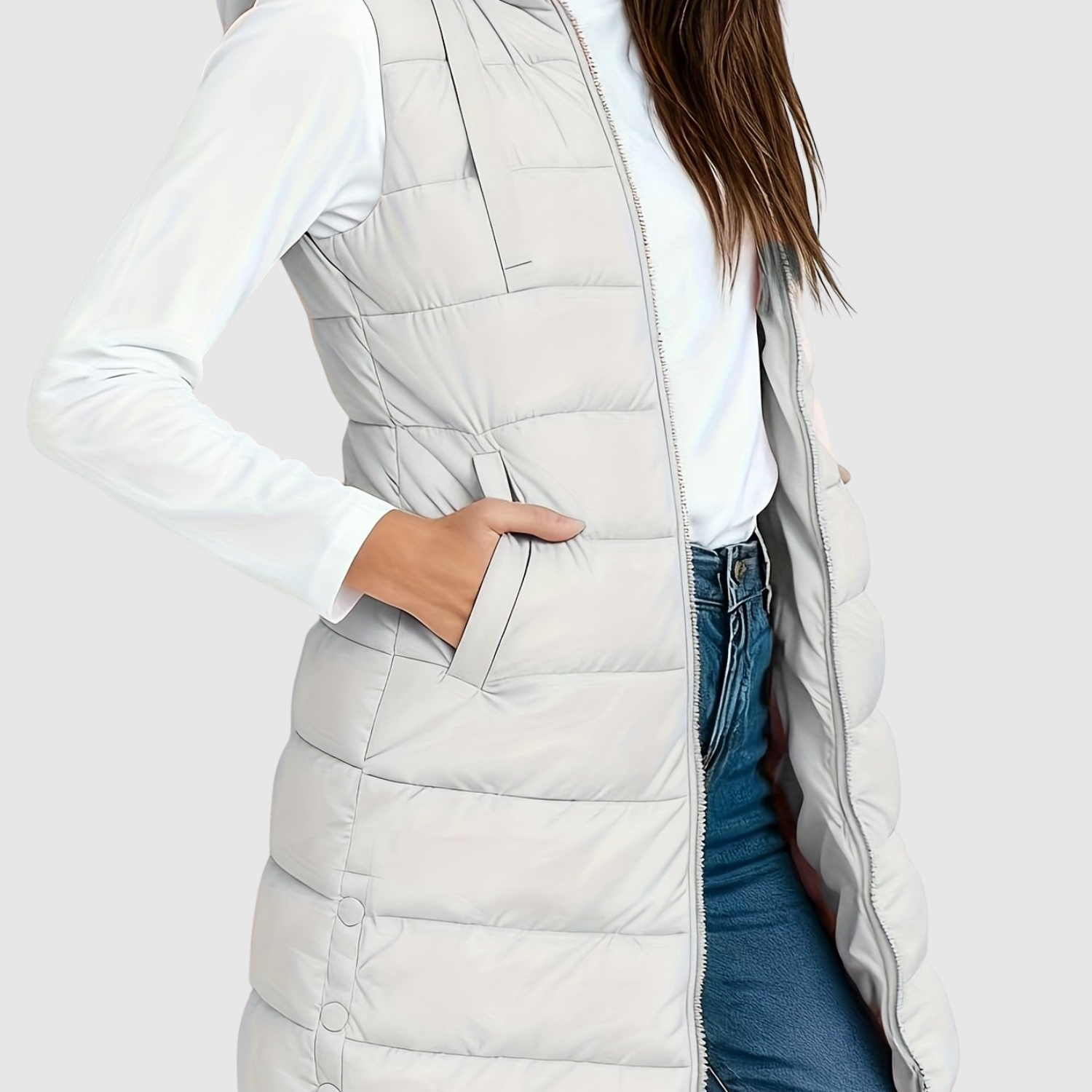 Gewatteerde dames bodywarmer met diepe zakken, gedragen over een trui in het tussenseizoen