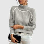 Minimalistische gebreide dames trui met fijne contrastdetails aan hals en boorden