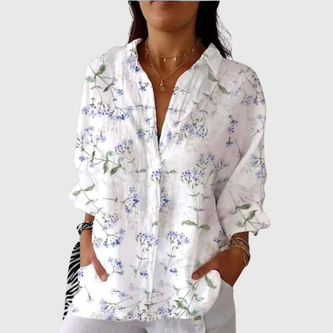 Soepelvallende dames blouse met kleurrijke print, geschikt voor kantoor en voor casual dagen