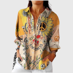 Ademende damesblouse met kleurrijke print en luchtige stof, gedragen bij een lichte broek
