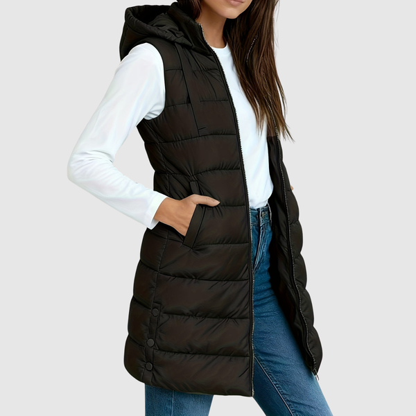 Gewatteerde dames bodywarmer met diepe zakken, gedragen over een trui in het tussenseizoen