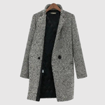 Stijlvolle zwart-witte damesjas met elegante lijn en verzorgde afwerking