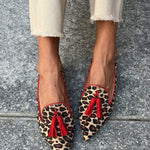 Safari mocassins met luipaardprint in warme tinten en elegante handgemaakte afwerking
