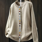 Gebreid vest met contrastknopen voor dames, gedragen over een effen top en een jeans