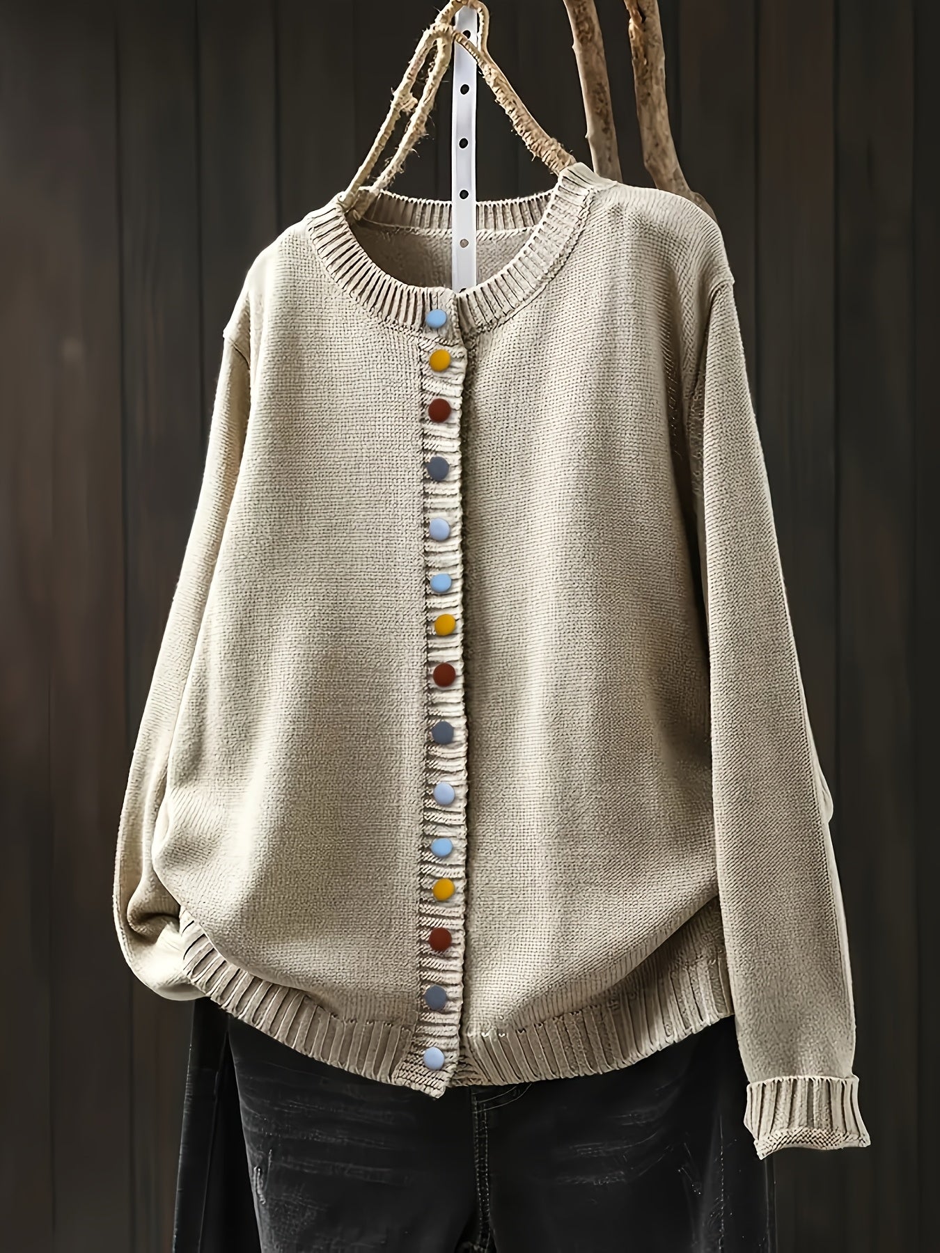 Gebreid vest met contrastknopen voor dames, gedragen over een effen top en een jeans
