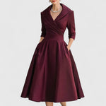 Elegante midi jurk met vloeiende rok, discrete zijrits en subtiele zijzakken