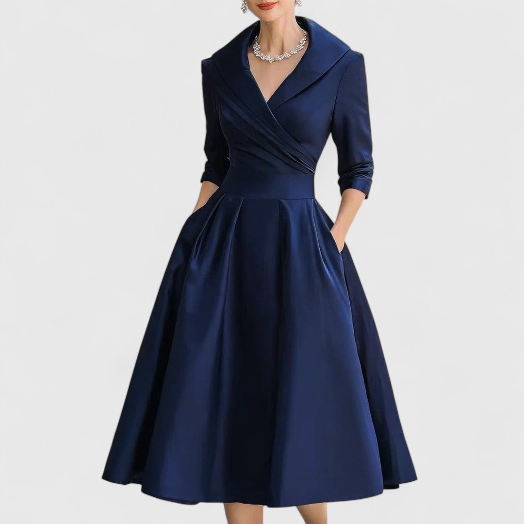 Elegante midi jurk met vloeiende rok, discrete zijrits en subtiele zijzakken