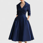 Elegante midi jurk met vloeiende rok, discrete zijrits en subtiele zijzakken