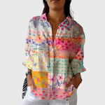 Vrolijke damesblouse met wijde pasvorm en kleurrijke bloemenprint met knoopsluiting