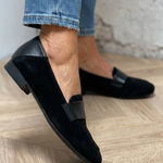 Klassieke dames mocassins in een effen neutrale kleur met elegante lijn en platte zool