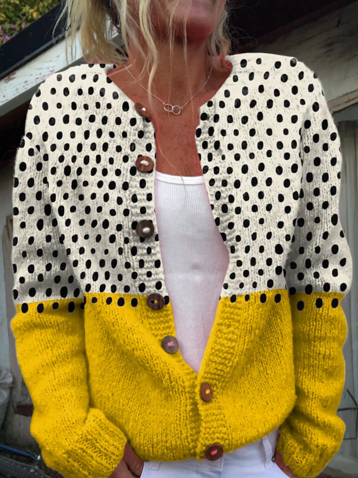 Sandra dames mosterdkleurig gebreid vest met stippen