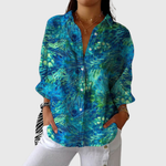 Comfortabele damesblouse met kleurrijke print en ontspannen snit, gedragen op een pantalon