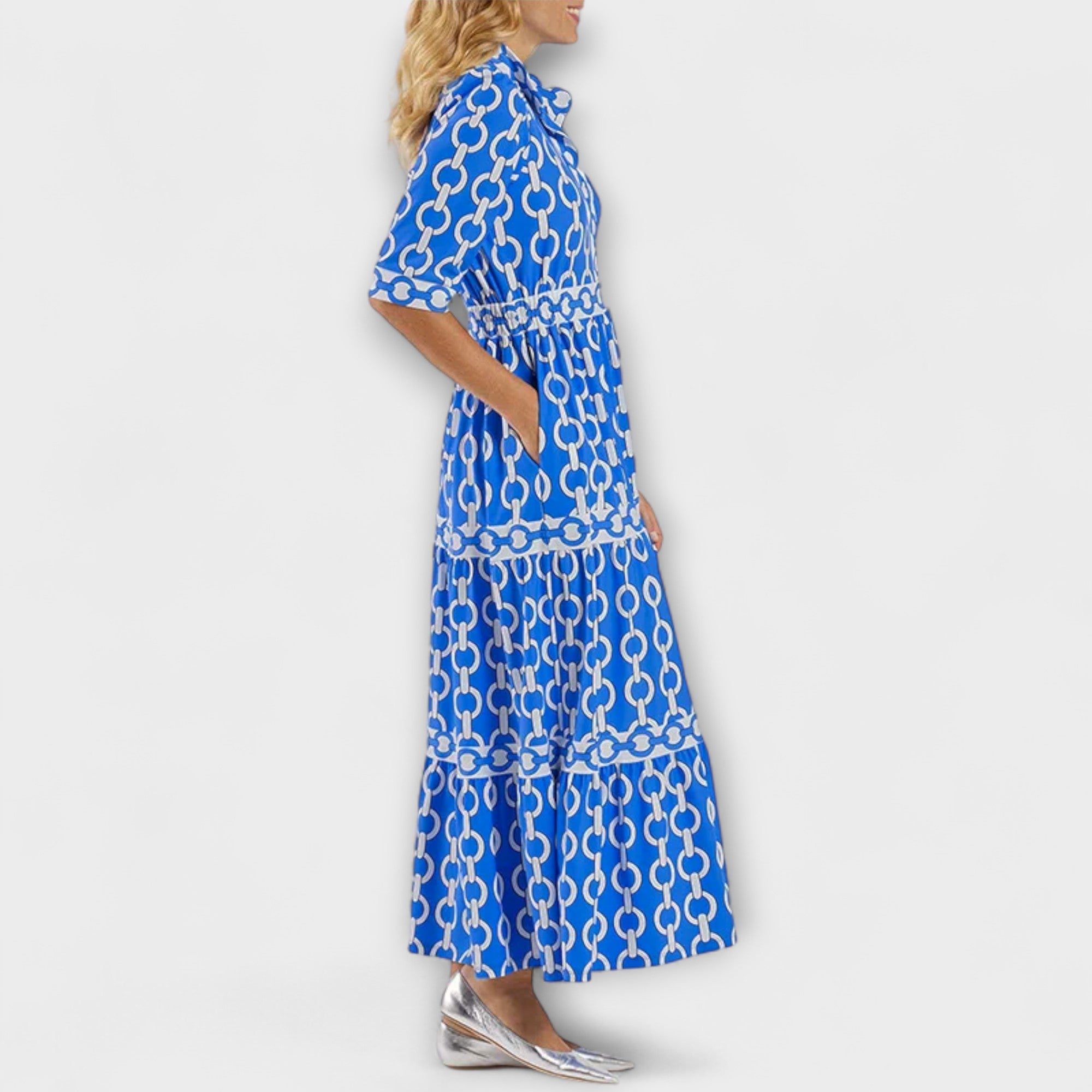 Elegante midi jurk met klassieke kettingprint en soepel vallende vloeiende stof