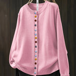 Gebreid vest met contrastknopen voor dames, gedragen over een effen top en een jeans