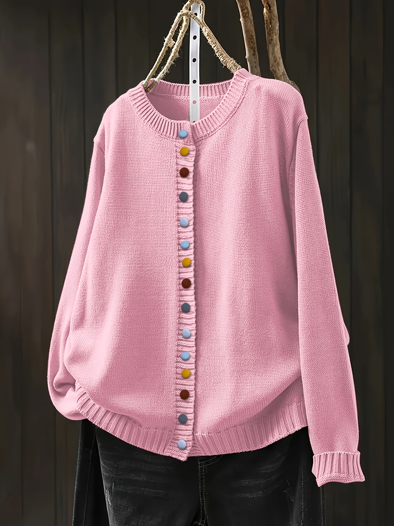 Gebreid vest met contrastknopen voor dames, gedragen over een effen top en een jeans