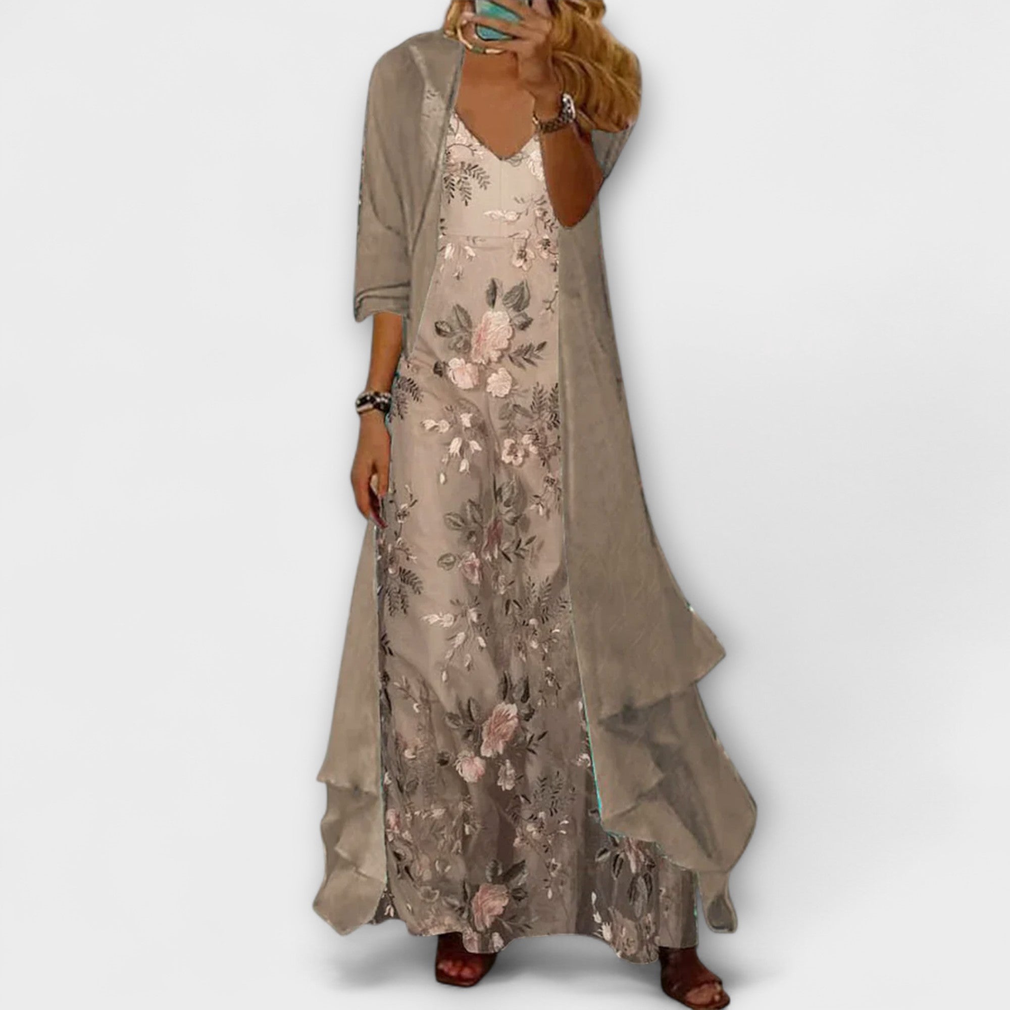 Elegante tweedelige maxi-jurk set in koffiekleurige print met bijpassend licht jasje