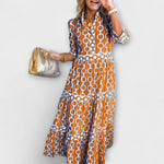Elegante midi jurk met klassieke kettingprint en soepel vallende vloeiende stof