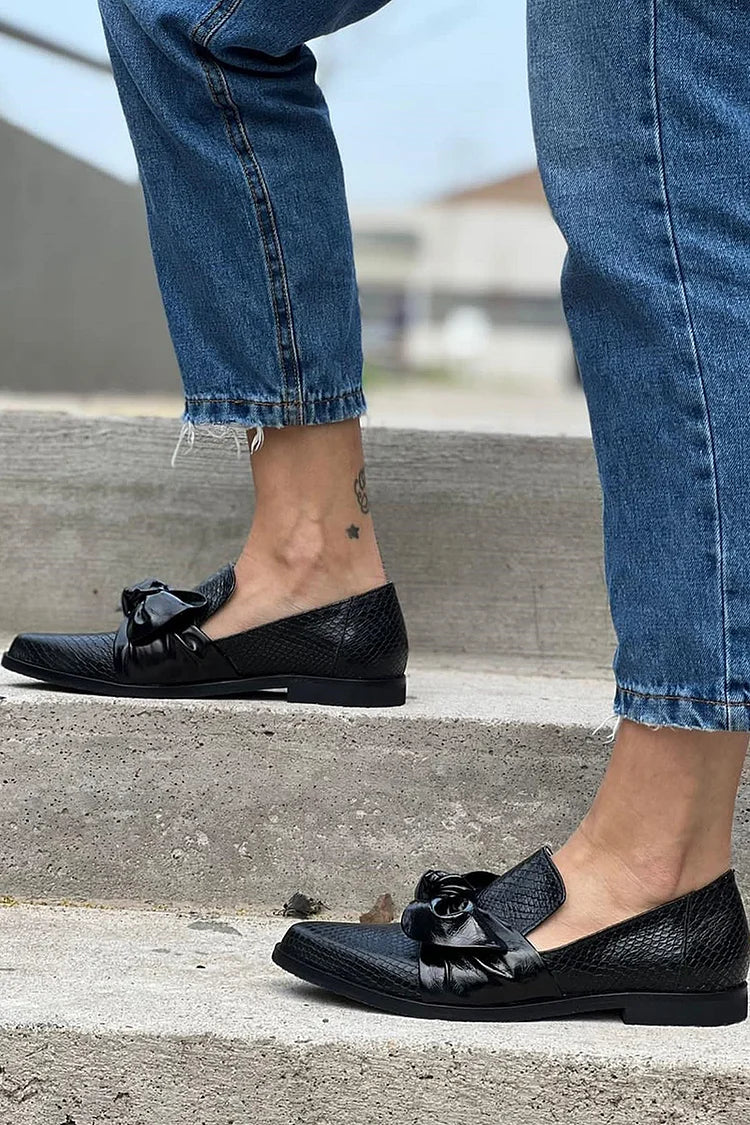 Elegante instappers voor dames met sierlijke strik en verzorgde afwerking in effen kleur