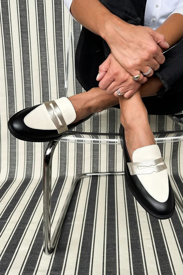 Moderne elegante dames mocassins in een effen tint met strakke lijn en verzorgde afwerking