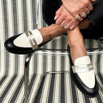 Moderne elegante dames mocassins in een effen tint met strakke lijn en verzorgde afwerking