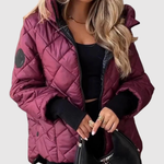 Elegante gewatteerde dames winterjas met slanke lijn, capuchon en diepe zakken