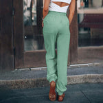 Elegante saliegroene broek met koord in de taille en toelopende pijpen met elastische enkels