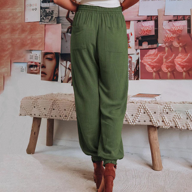 Elegante saliegroene broek met koord in de taille en toelopende pijpen met elastische enkels