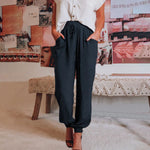 Elegante saliegroene broek met koord in de taille en toelopende pijpen met elastische enkels