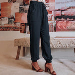 Elegante saliegroene broek met koord in de taille en toelopende pijpen met elastische enkels