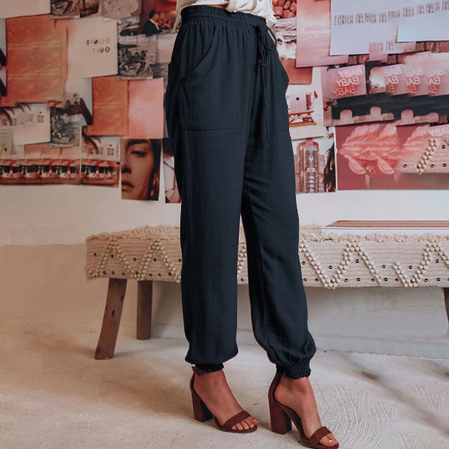 Elegante saliegroene broek met koord in de taille en toelopende pijpen met elastische enkels