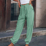Elegante saliegroene broek met koord in de taille en toelopende pijpen met elastische enkels