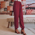 Elegante saliegroene broek met koord in de taille en toelopende pijpen met elastische enkels
