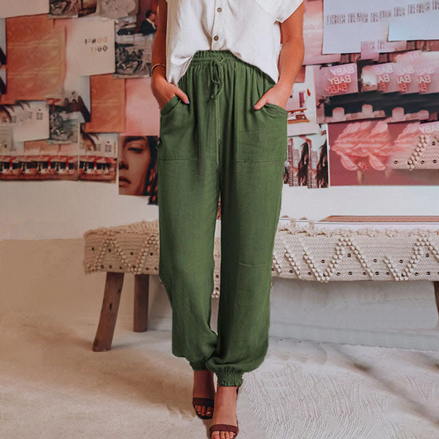 Elegante saliegroene broek met koord in de taille en toelopende pijpen met elastische enkels