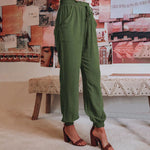 Elegante saliegroene broek met koord in de taille en toelopende pijpen met elastische enkels
