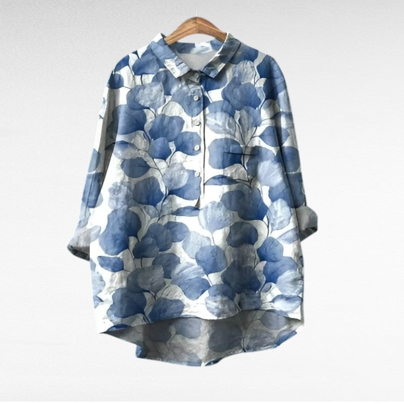 Lichte dames zomerblouse met lange mouwen en verfijnde artistieke print in ademende stof