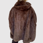 Luxe damesjas met capuchon, ruime snit en decoratieve lijnen op de mouwen