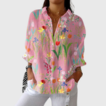 Lichte damesblouse met soepele val en kleurrijke print, los gedragen over een rok