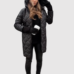 Elegante lange gewatteerde dames winterjas met capuchon en diepe steekzakken