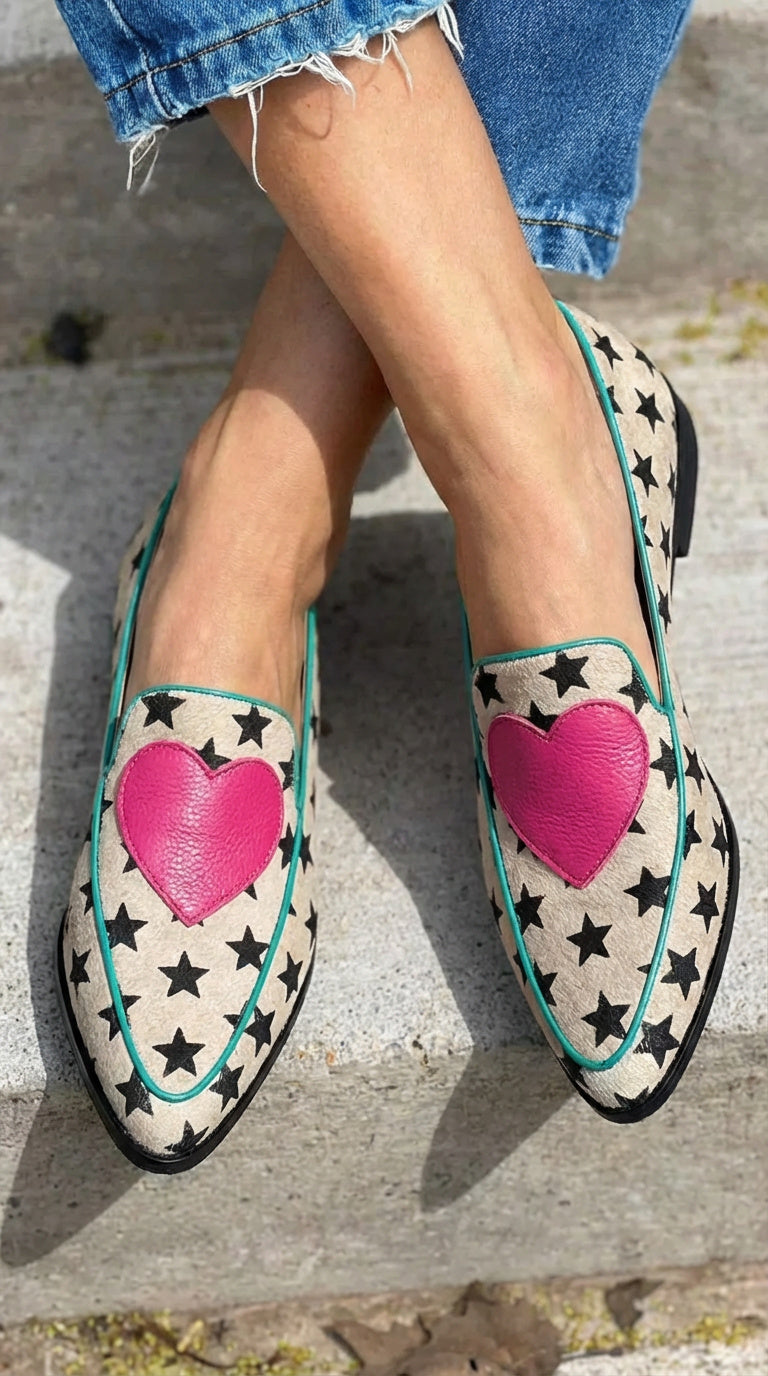 Dames mocassins met speelse hartjesprint, handgemaakt en comfortabel voor elke dag